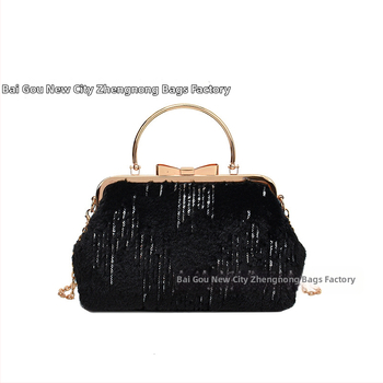 Plyšová dámska kabelka s tvarom mušle, crossbody, klipové otvorenie, vrecko na telefón, polyesterová podšívka, street fashion, zima 2024