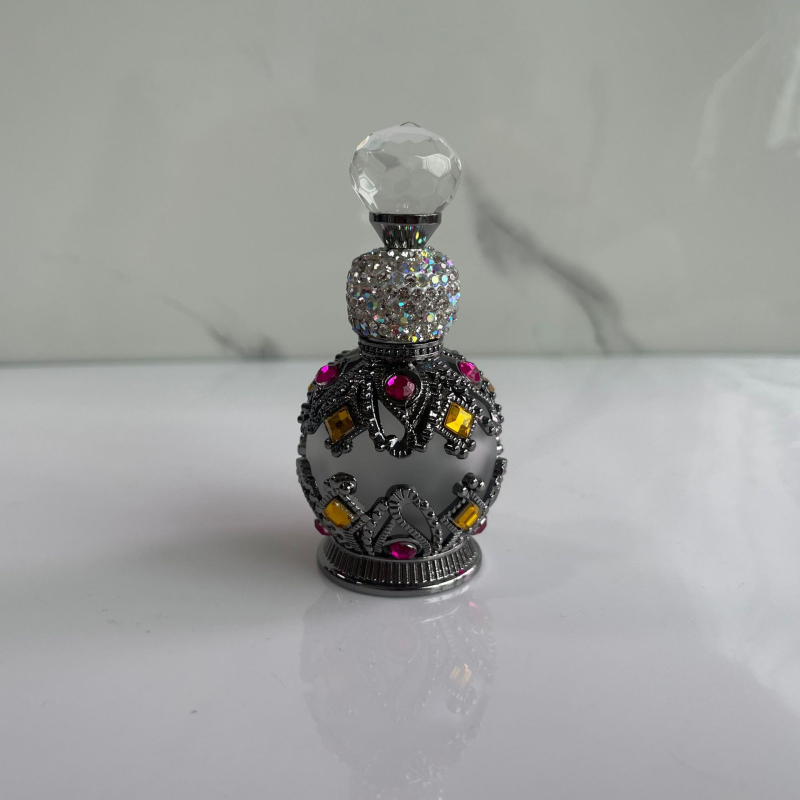 Sklenená fľaštička na parfum s diamantovými akcentmi, salónna kvalita, uzáver zo zinkovej zliatiny, fúkaná výroba, pôvod Guangzhou