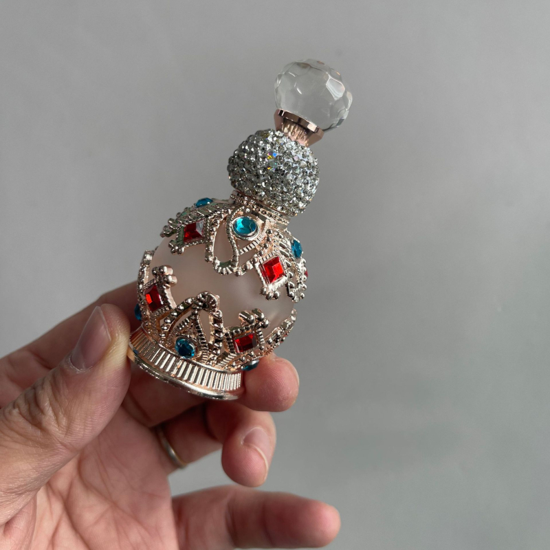 Sklenená fľaštička na parfum s diamantovými akcentmi, salónna kvalita, uzáver zo zinkovej zliatiny, fúkaná výroba, pôvod Guangzhou