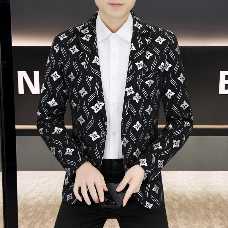 Bleizeris su auksinio folijos įspaudu ir languotu raštu, korėjiečio stiliaus, siaura kirpimo, vieno mygtuko užsegimas