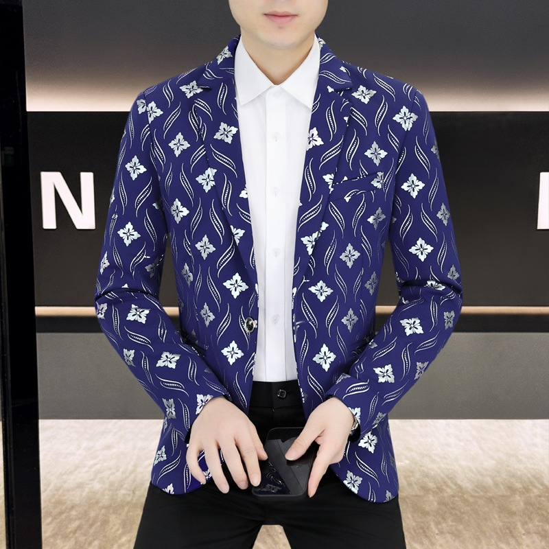 Bleizeris su auksinio folijos įspaudu ir languotu raštu, korėjiečio stiliaus, siaura kirpimo, vieno mygtuko užsegimas