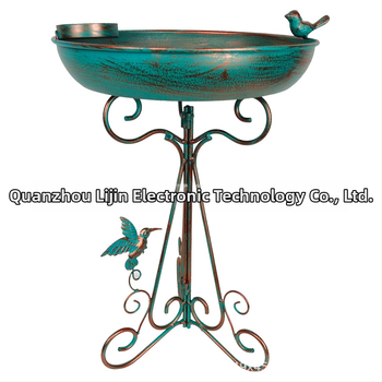 Metalno kupalište za ptice, slobodno stojeće, za vrt i dvorište, geometrijski oblik, konstrukcija od željeza
