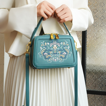 PU anyagú crossbody táska, kis négyszögletes formájú, cipzáras záródás, dupla vállpánt
