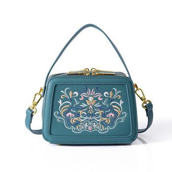 PU anyagú crossbody táska, kis négyszögletes formájú, cipzáras záródás, dupla vállpánt