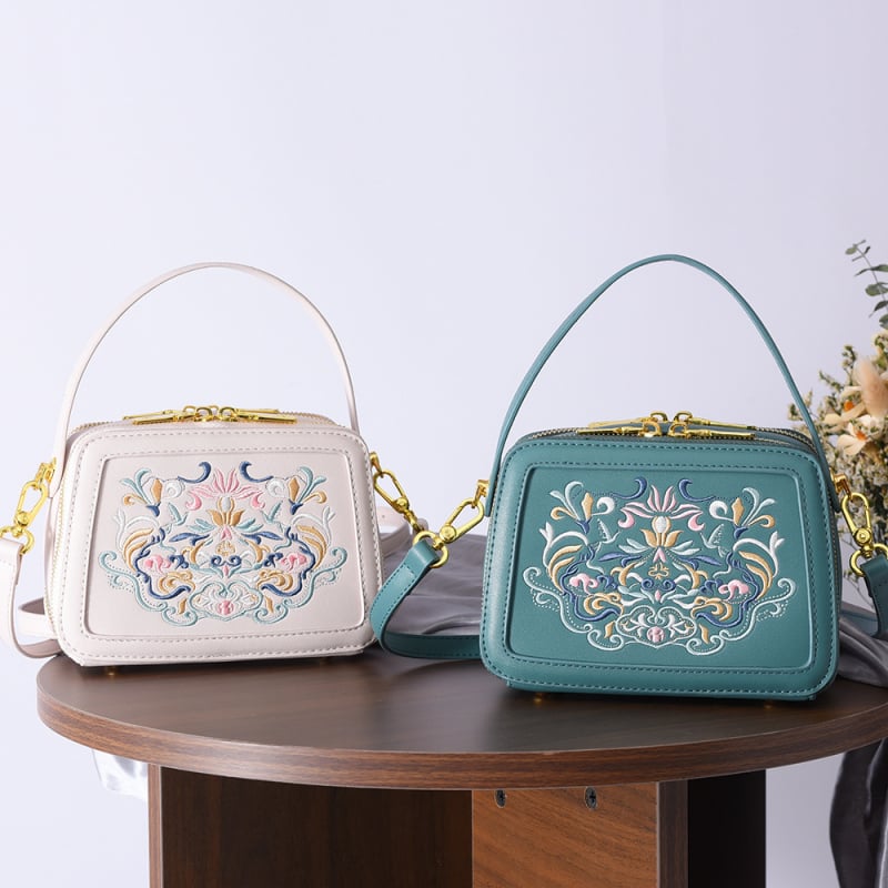 PU anyagú crossbody táska, kis négyszögletes formájú, cipzáras záródás, dupla vállpánt