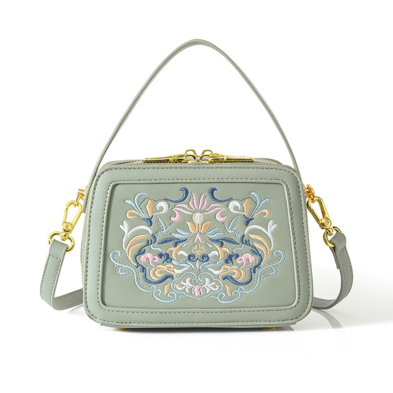 PU anyagú crossbody táska, kis négyszögletes formájú, cipzáras záródás, dupla vállpánt