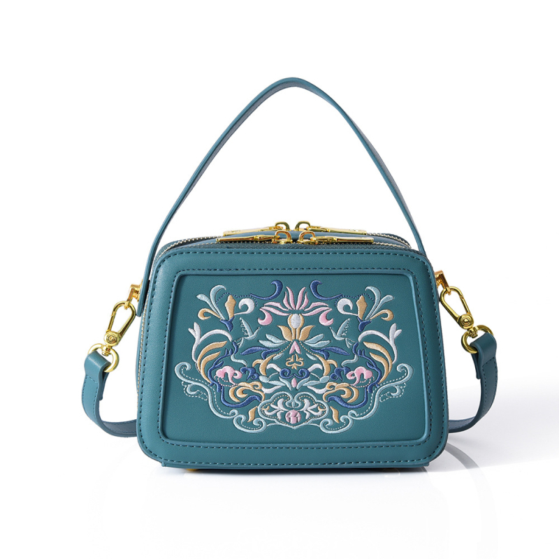 PU anyagú crossbody táska, kis négyszögletes formájú, cipzáras záródás, dupla vállpánt