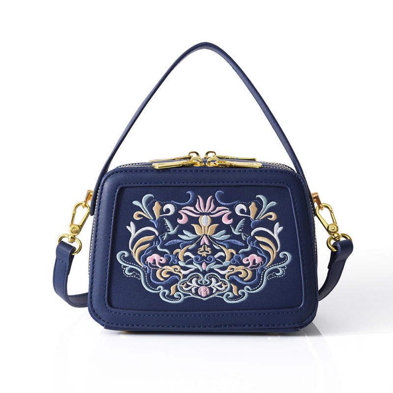 PU anyagú crossbody táska, kis négyszögletes formájú, cipzáras záródás, dupla vállpánt