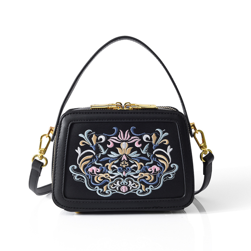 PU anyagú crossbody táska, kis négyszögletes formájú, cipzáras záródás, dupla vállpánt