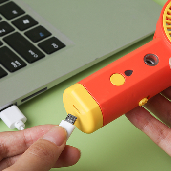 Prenosný USB zvlhčovač s rozprašovaním a malým ventilátorom – plast, Xiaojiao Shi značka, licencovaná súkromná značka, prispôsobenie spracovania, prenosný štýl, viacúčelový a tichý