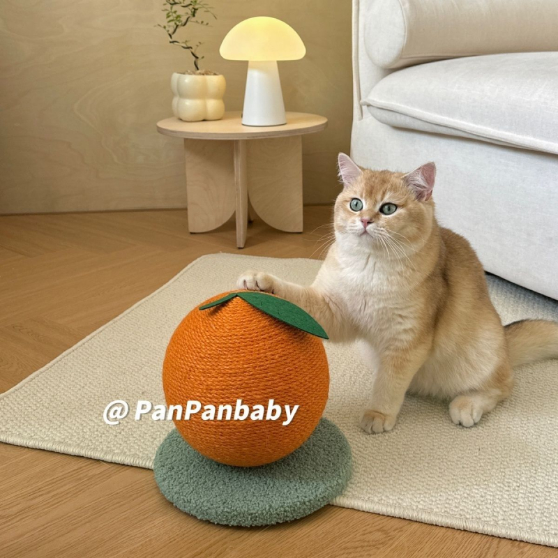 Mačacia doska na škrabanie s konopným lanom a sisálovou guľou, zvislá, roztomilý štýl