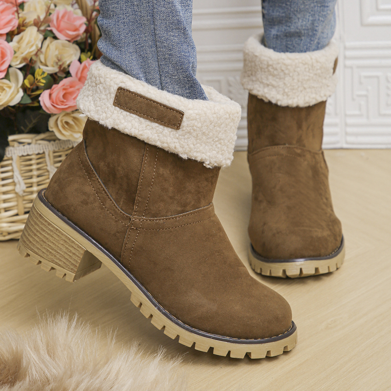 Снежни ботуши, горна част памучен плат; подметка гума; клиновидна пета; стелка от изкуствена вълна; дължина на голенището 5 см