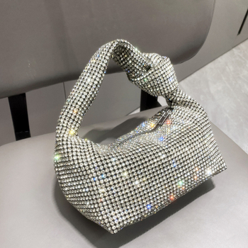 Дамска чанта в стил dumpling, полиестерно тяло, найлонова подплата, цип за отваряне, форма dumpling