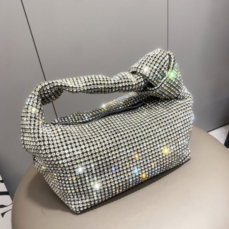 Дамска чанта в стил dumpling, полиестерно тяло, найлонова подплата, цип за отваряне, форма dumpling