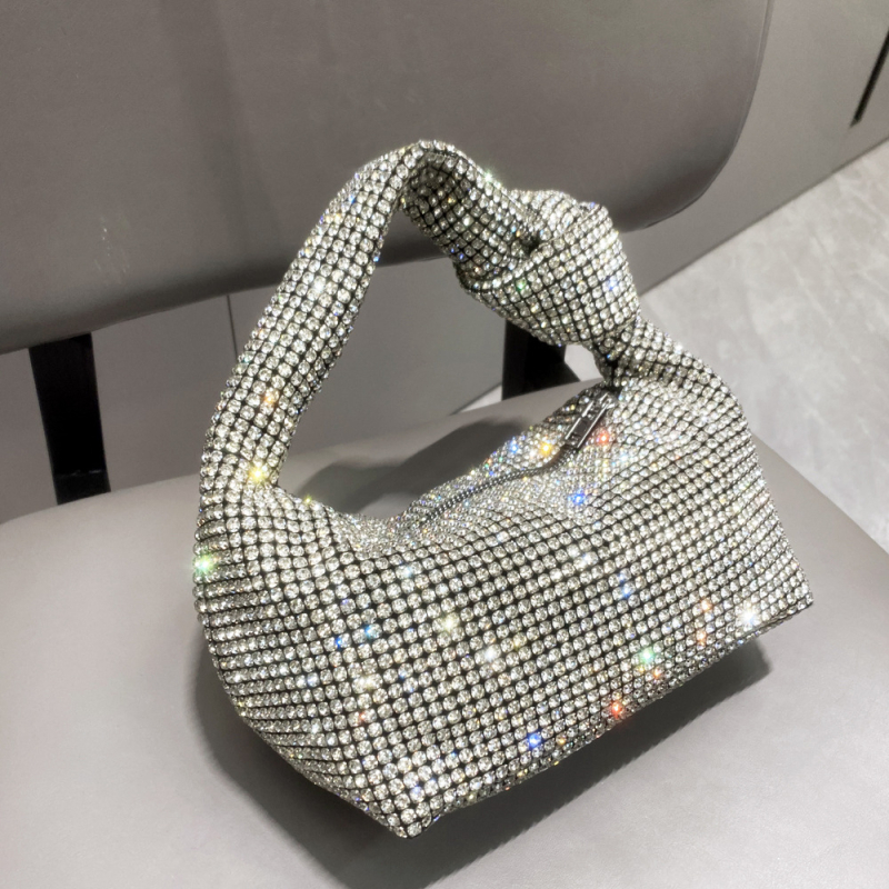 Дамска чанта в стил dumpling, полиестерно тяло, найлонова подплата, цип за отваряне, форма dumpling