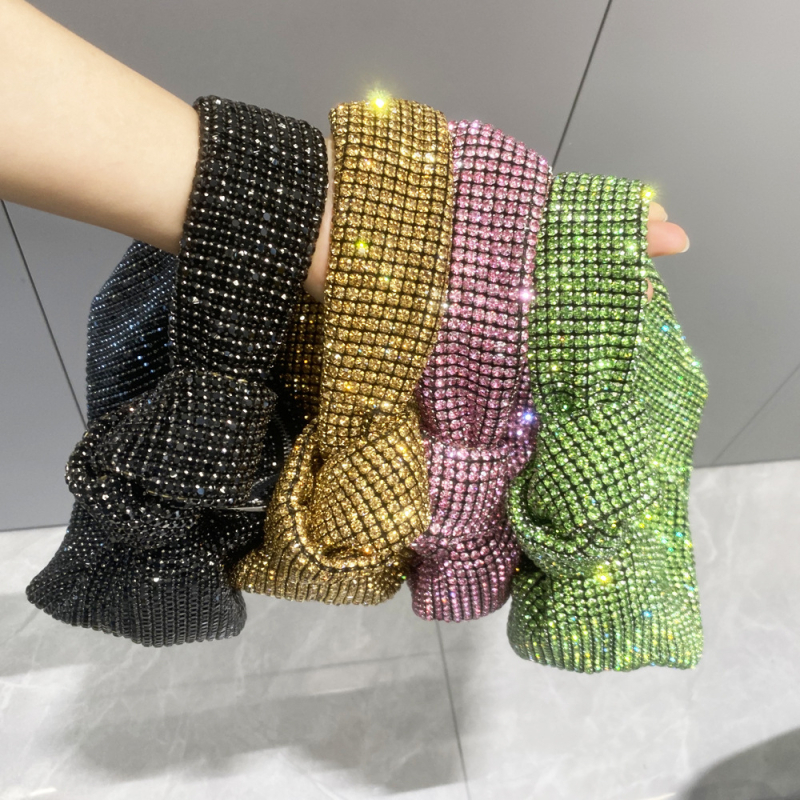 Дамска чанта в стил dumpling, полиестерно тяло, найлонова подплата, цип за отваряне, форма dumpling