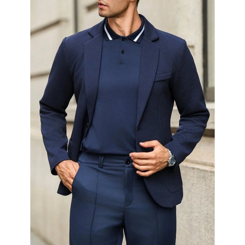 Vyriškas švarkas su space-dyed audiniu ir kišenėmis, trys mygtukai, prigludęs kirpimas (Sintetinių pluoštų mišinys • Acetato pluoštas • Keturiems metų laikams)