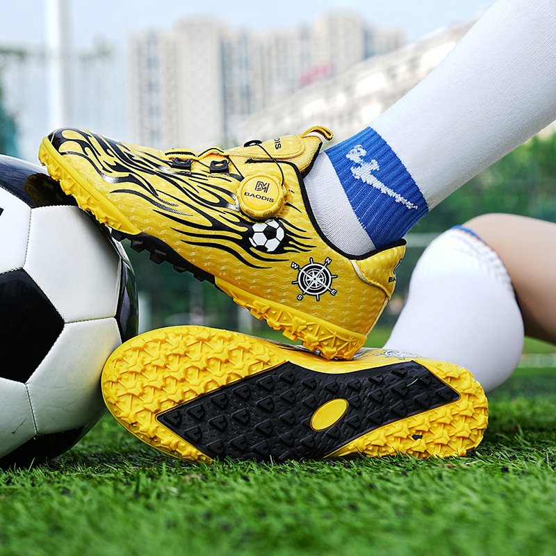 Detské futbalové topánky pre chlapcov, zapínanie na gumu, vrchný materiál syntetická koža, podrážka proti šmyku z gumy, vnútorný materiál imitovaná koža, tlmiaca adhezívna technológia