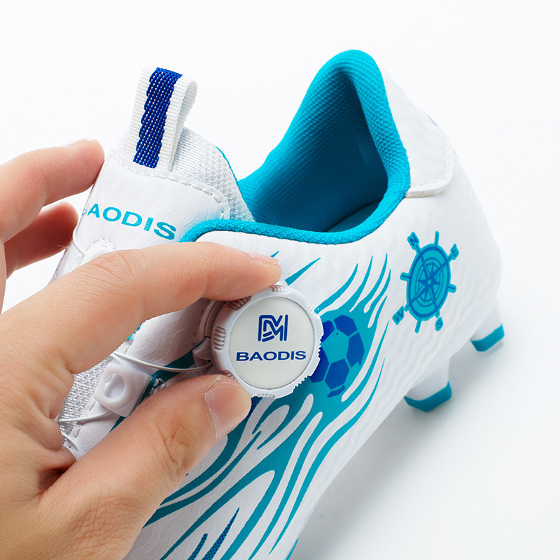 Detské futbalové topánky pre chlapcov, zapínanie na gumu, vrchný materiál syntetická koža, podrážka proti šmyku z gumy, vnútorný materiál imitovaná koža, tlmiaca adhezívna technológia