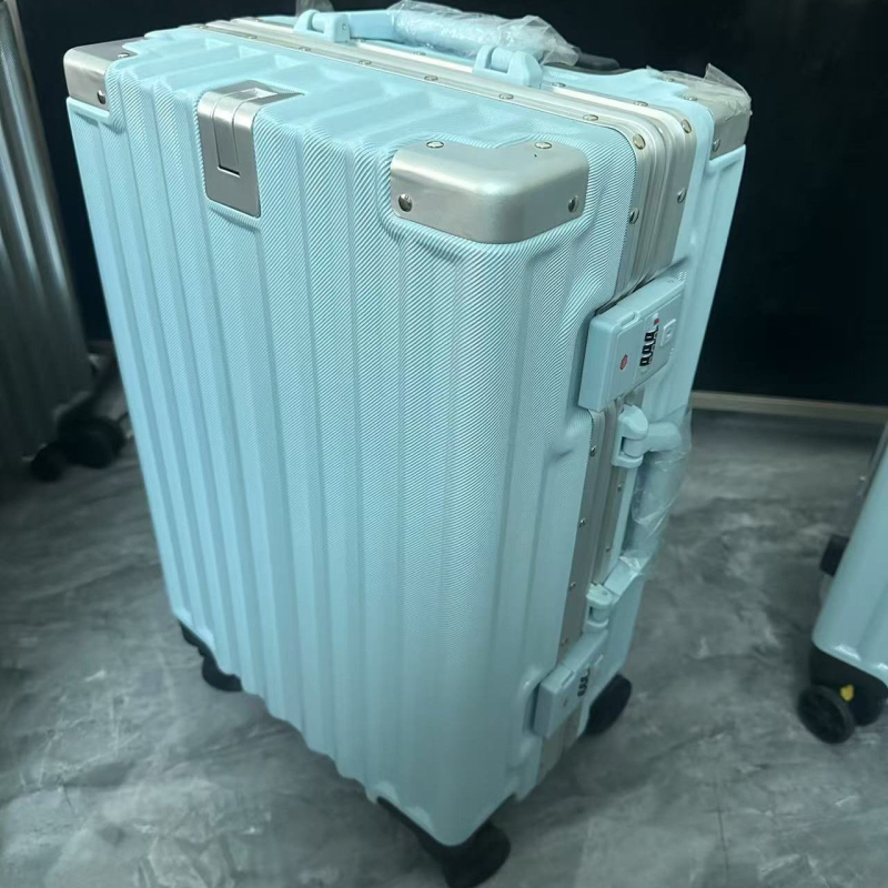 Cestovný kufor s univerzálnymi kolieskami, otváranie na zips, ABS+PC výplň, zámok s visacím zámkom