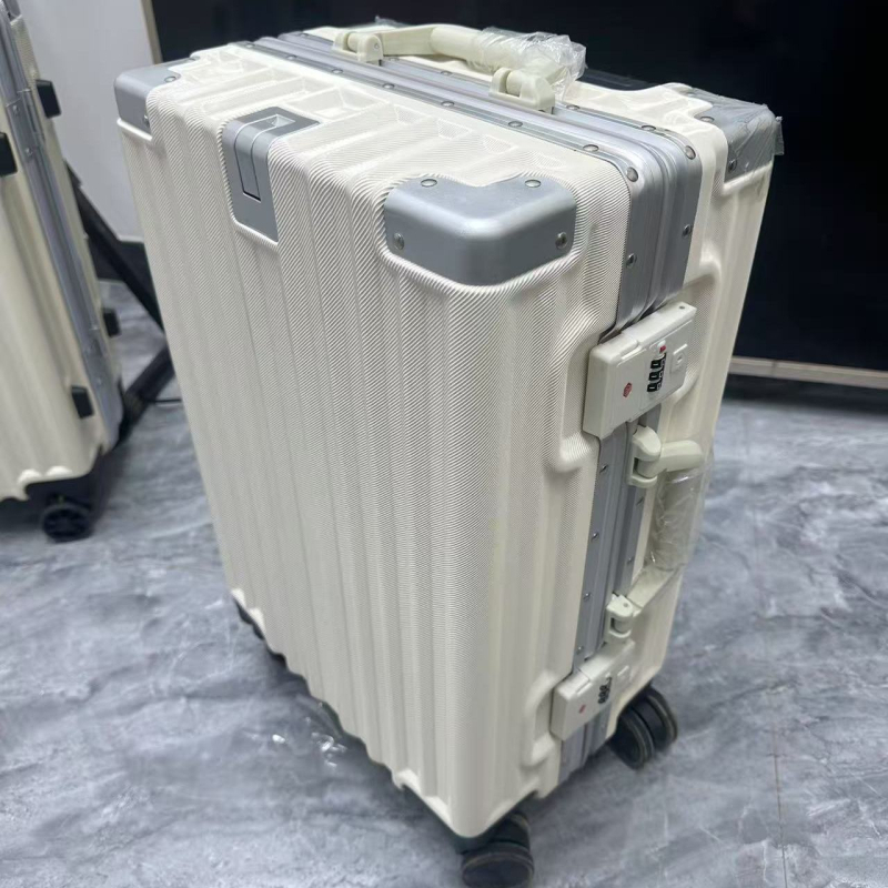 Cestovný kufor s univerzálnymi kolieskami, otváranie na zips, ABS+PC výplň, zámok s visacím zámkom