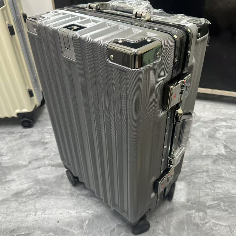 Cestovný kufor s univerzálnymi kolieskami, otváranie na zips, ABS+PC výplň, zámok s visacím zámkom