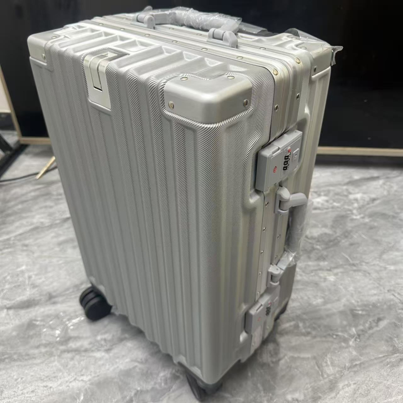 Cestovný kufor s univerzálnymi kolieskami, otváranie na zips, ABS+PC výplň, zámok s visacím zámkom