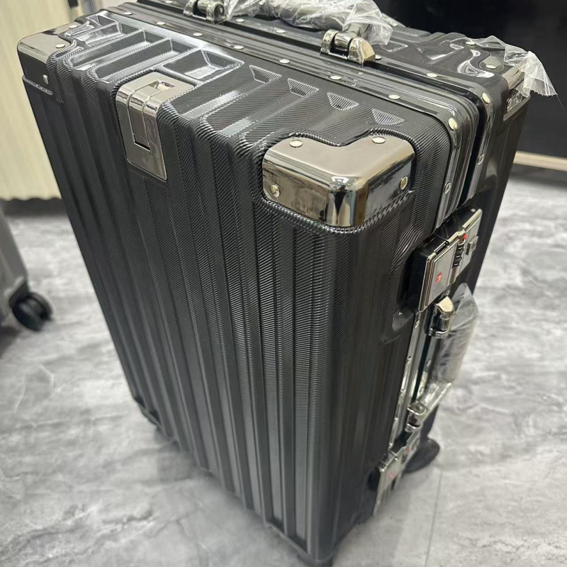 Cestovný kufor s univerzálnymi kolieskami, otváranie na zips, ABS+PC výplň, zámok s visacím zámkom