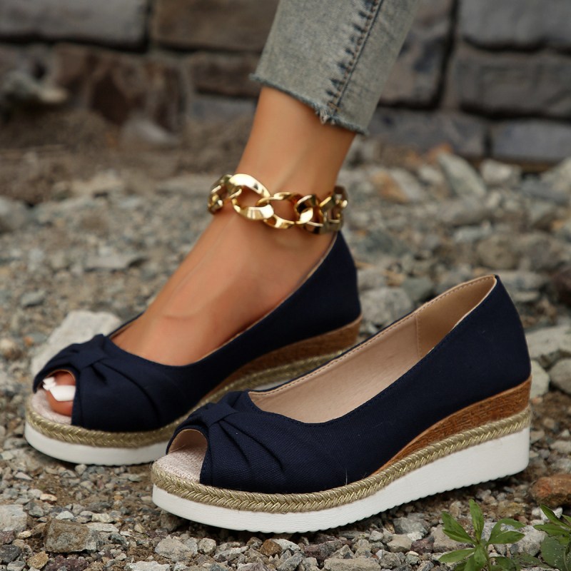 Дамски сандали с рибешко носче, платно горнище, клиновиден ток 3–5 см, релаксиращ стил