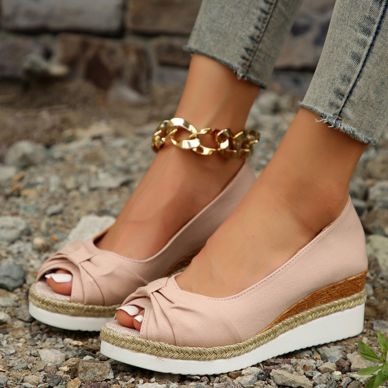 Дамски сандали с рибешко носче, платно горнище, клиновиден ток 3–5 см, релаксиращ стил
