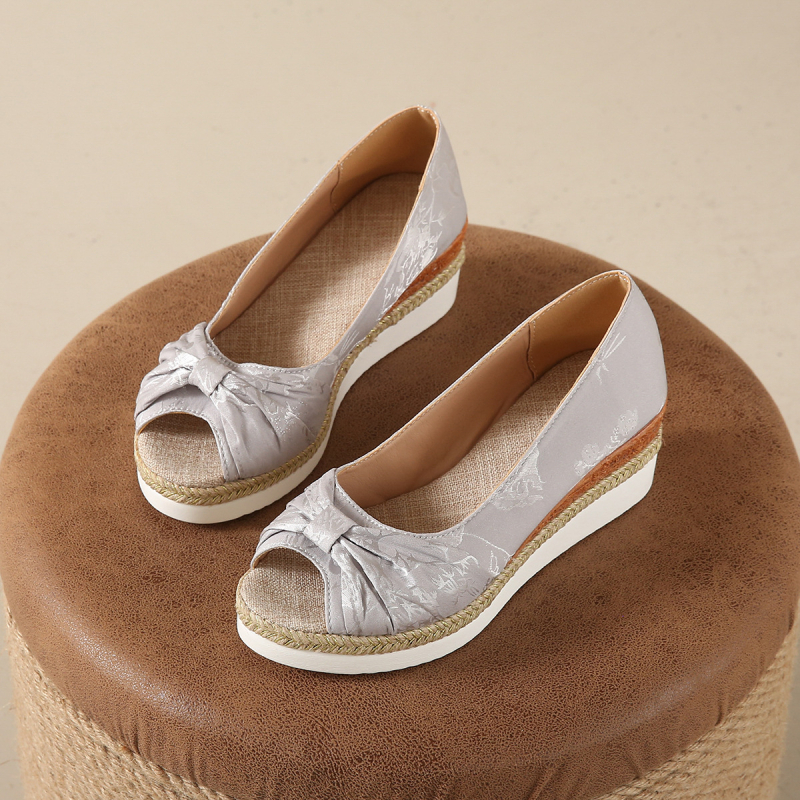 Дамски сандали с рибешко носче, платно горнище, клиновиден ток 3–5 см, релаксиращ стил