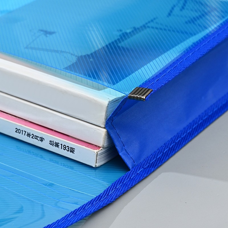 3D taška na dokumenty s diagonálnym vzorom, priehľadný PP materiál, zapínanie na gombík, štvorcový tvar