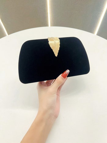 Geantă de seară din catifea, formă de cutie cu aspect de pernă, închidere cu cârlig, buzunar exterior