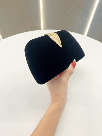 Geantă de seară din catifea, formă de cutie cu aspect de pernă, închidere cu cârlig, buzunar exterior