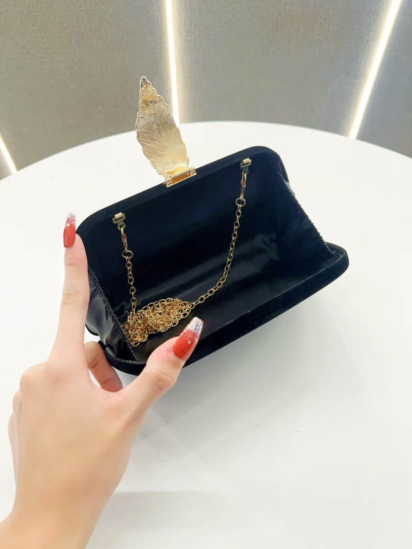 Geantă de seară din catifea, formă de cutie cu aspect de pernă, închidere cu cârlig, buzunar exterior