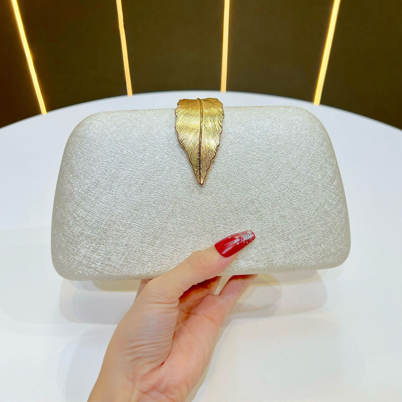 Geantă de seară din catifea, formă de cutie cu aspect de pernă, închidere cu cârlig, buzunar exterior