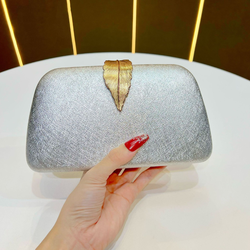 Geantă de seară din catifea, formă de cutie cu aspect de pernă, închidere cu cârlig, buzunar exterior