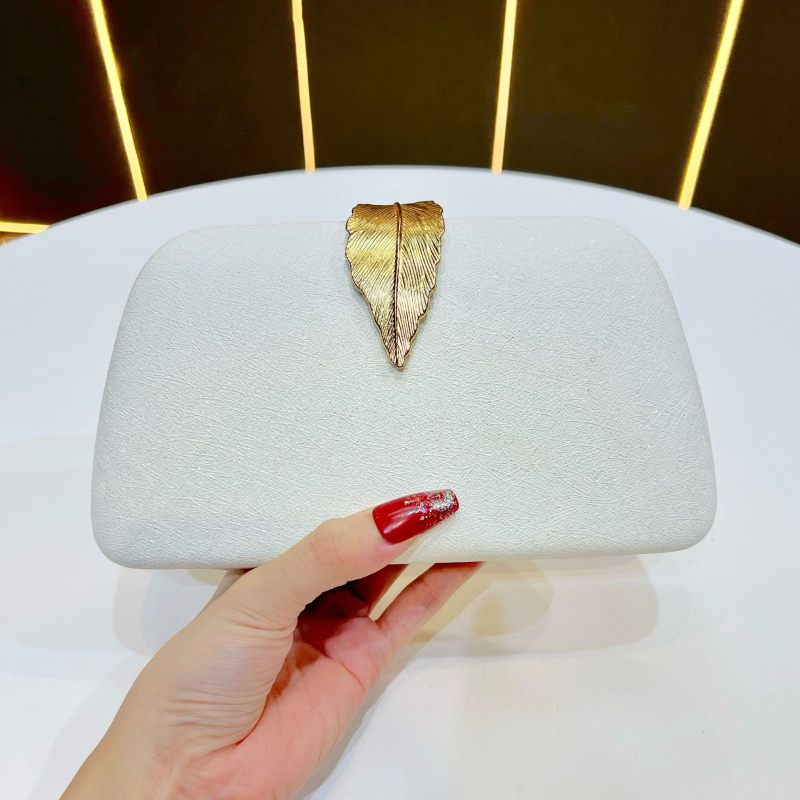 Geantă de seară din catifea, formă de cutie cu aspect de pernă, închidere cu cârlig, buzunar exterior