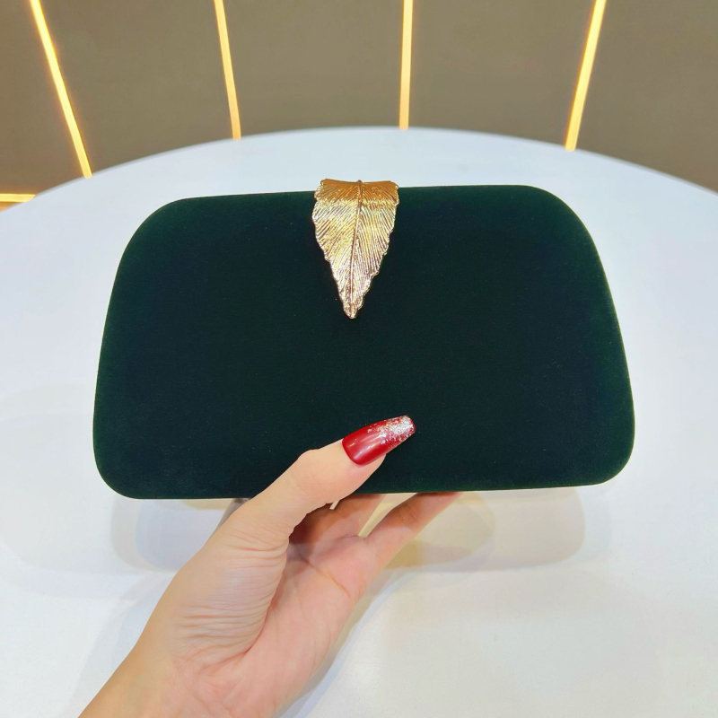 Geantă de seară din catifea, formă de cutie cu aspect de pernă, închidere cu cârlig, buzunar exterior