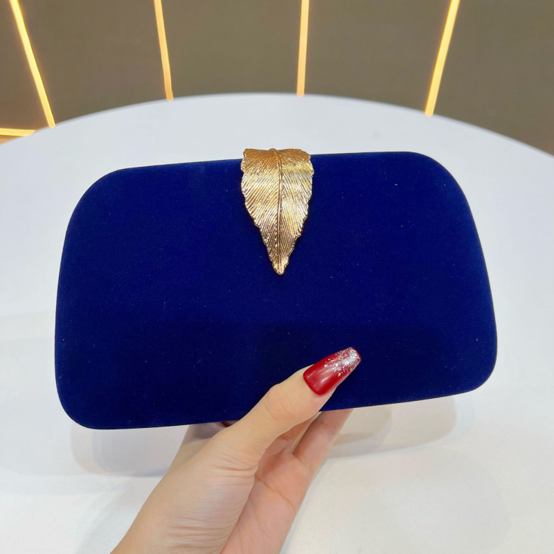 Geantă de seară din catifea, formă de cutie cu aspect de pernă, închidere cu cârlig, buzunar exterior