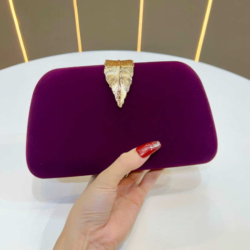 Geantă de seară din catifea, formă de cutie cu aspect de pernă, închidere cu cârlig, buzunar exterior