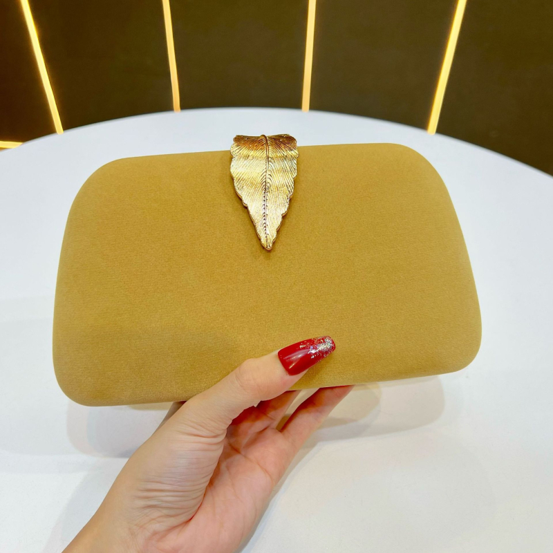Geantă de seară din catifea, formă de cutie cu aspect de pernă, închidere cu cârlig, buzunar exterior