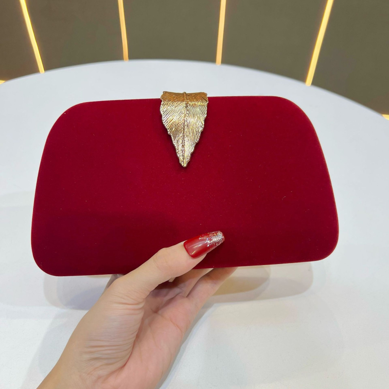 Geantă de seară din catifea, formă de cutie cu aspect de pernă, închidere cu cârlig, buzunar exterior