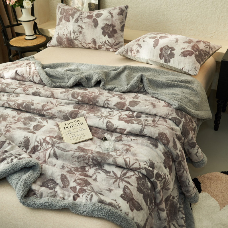 Polüestrist pleed sametise tekstuuriga, geomeetriline ja lillemustriga, Põhjamaade stiil, nelja aastaaja, kaal alla 300 g