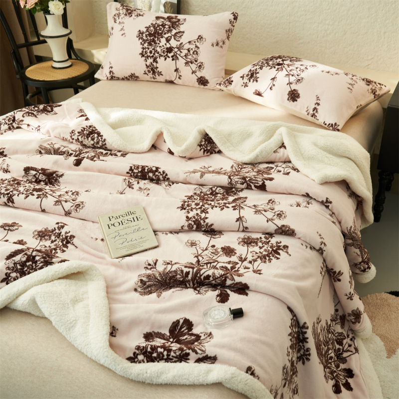 Polüestrist pleed sametise tekstuuriga, geomeetriline ja lillemustriga, Põhjamaade stiil, nelja aastaaja, kaal alla 300 g