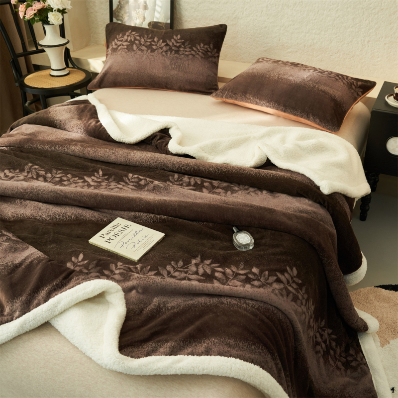 Polüestrist pleed sametise tekstuuriga, geomeetriline ja lillemustriga, Põhjamaade stiil, nelja aastaaja, kaal alla 300 g