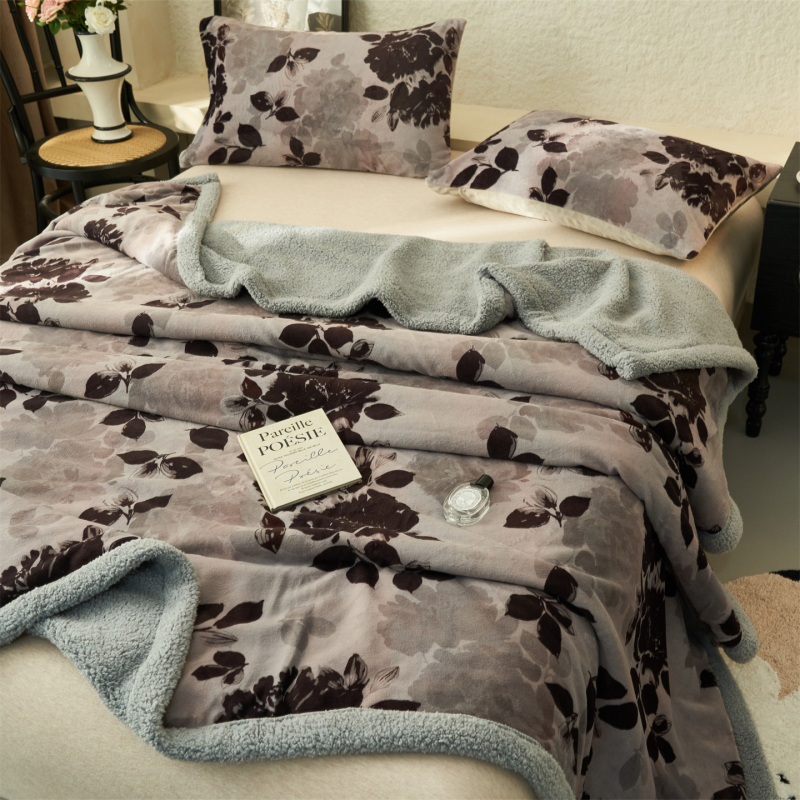 Polüestrist pleed sametise tekstuuriga, geomeetriline ja lillemustriga, Põhjamaade stiil, nelja aastaaja, kaal alla 300 g