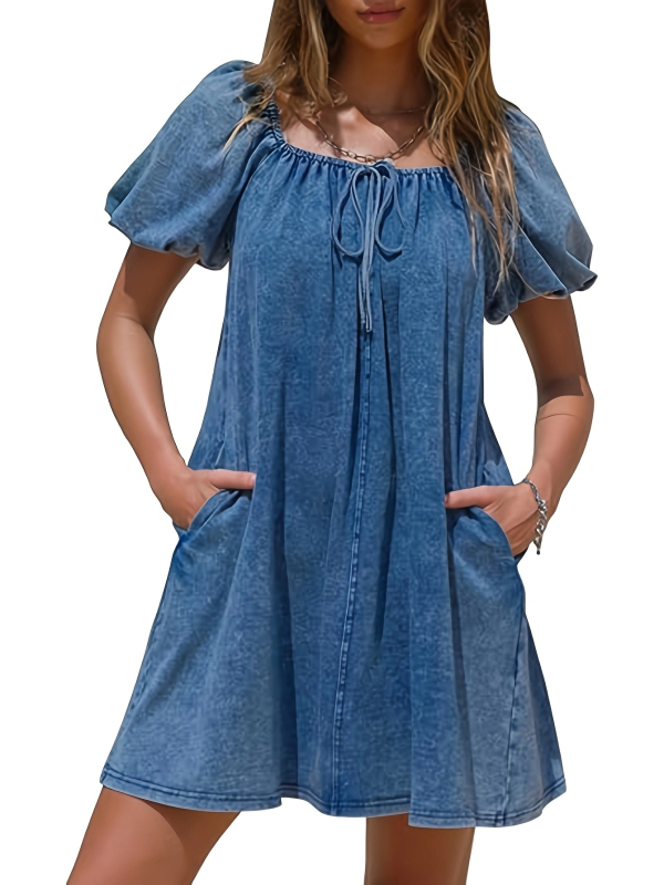 Denim šaty, strednej dĺžky, štvorcový výstrih, krátke rukávy, látka z viskóznych vlákien 90–95%.