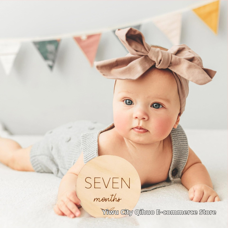 Drevená kartička pre míľnik dieťaťa — zaznamenávanie rastu, ozdoba, moderný jednoduchý štýl