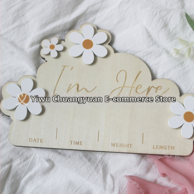 Drevená tabuľka pre dieťa vo forme oblaku – záznam narodenia a fotodokumentácia (Boxwood, drevo; dekor)